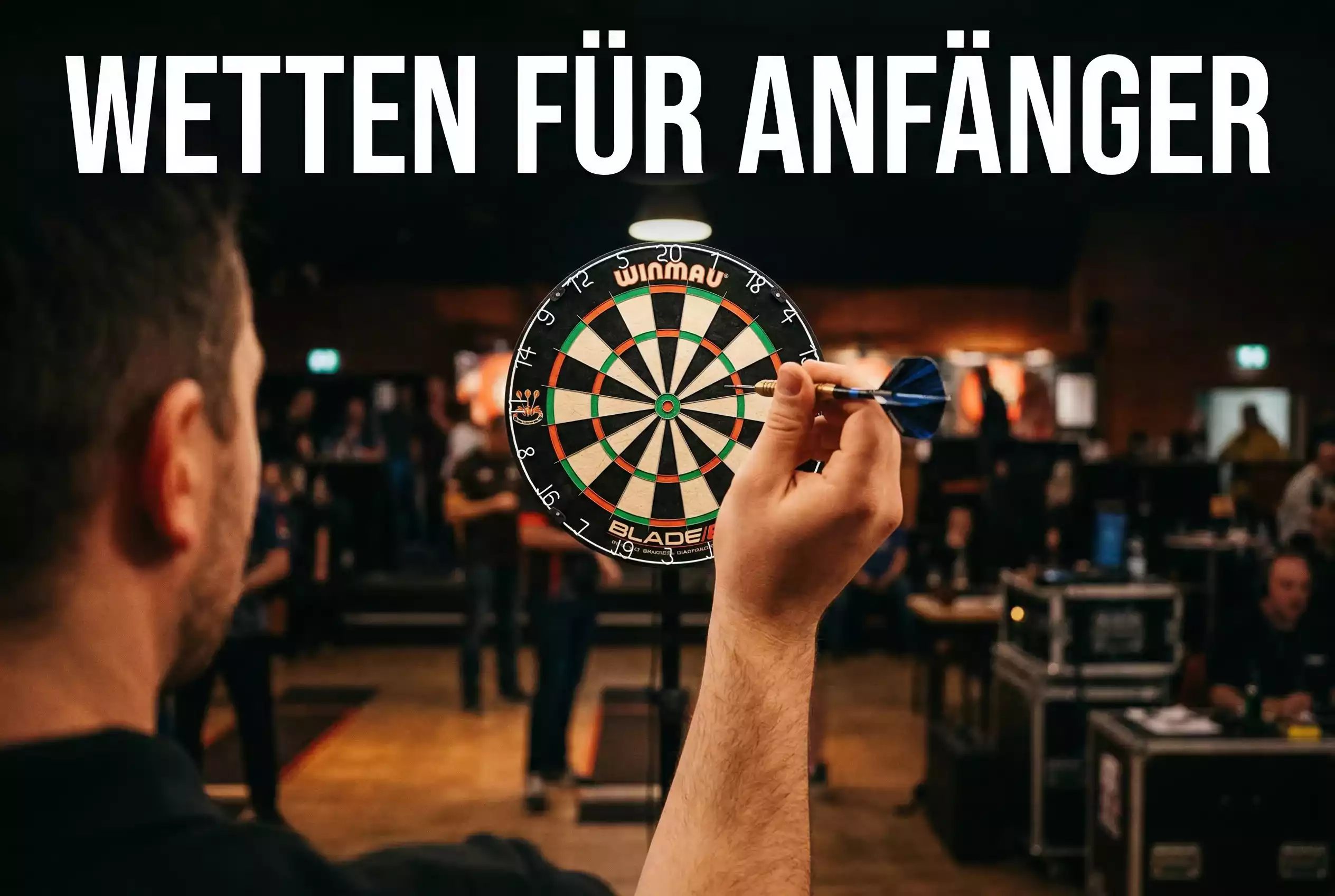 Darts-WM Wetten für Anfänger — Hand hält einen Dartpfeil vor einem Dartboard